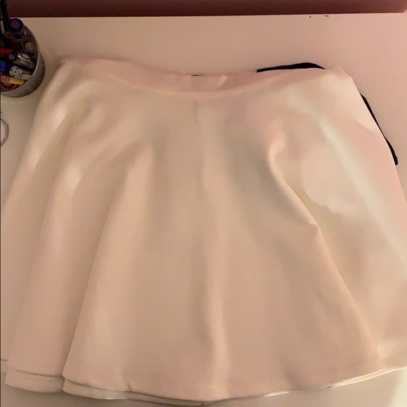 white skirt - Picture 1 of 3